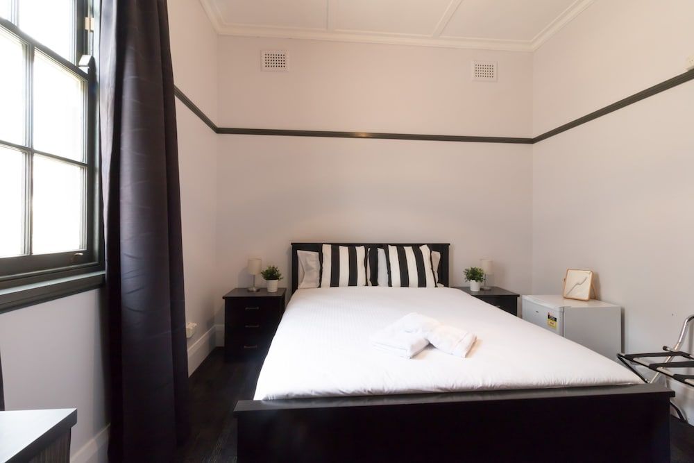 Royal Hotel Ryde Queen Room 3