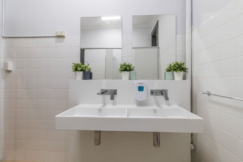 Royal Hotel Ryde Twin Room 6