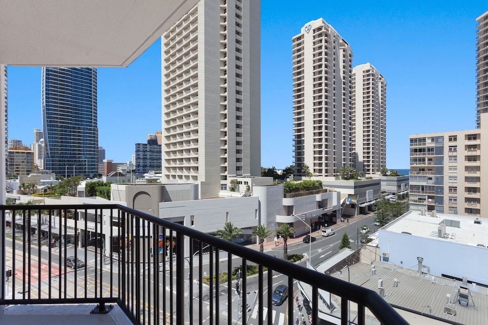 The Island Gold Coast The Deluxe King 6