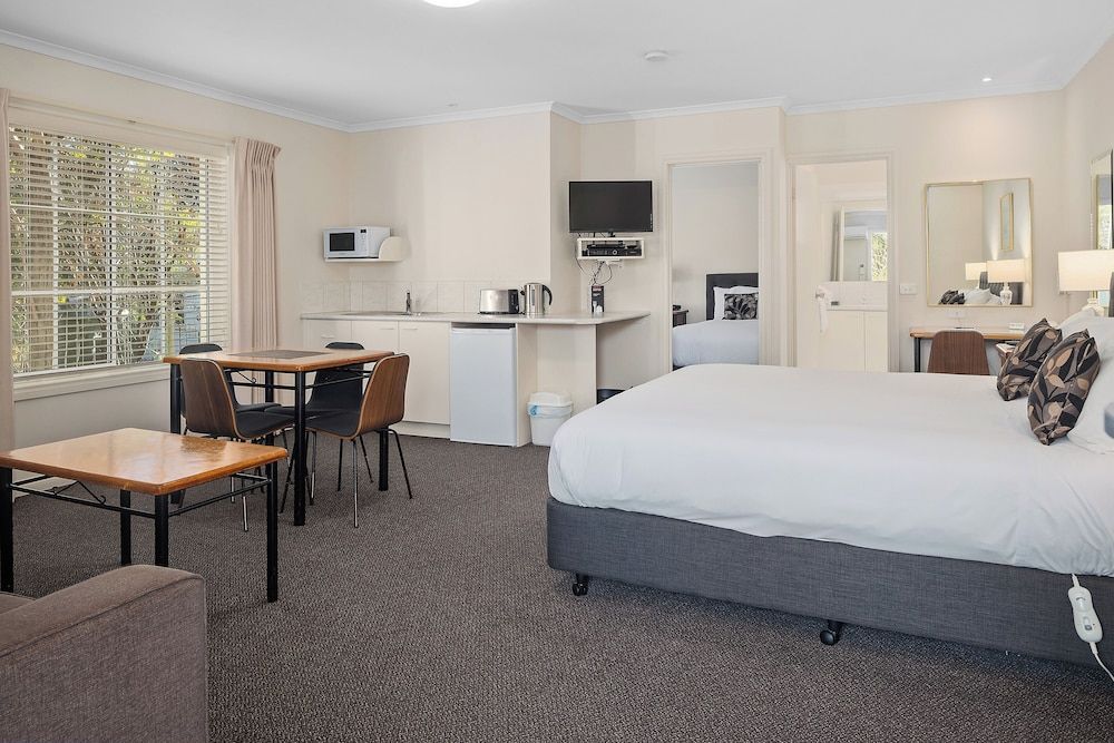 Yarra Gables Family Room 5