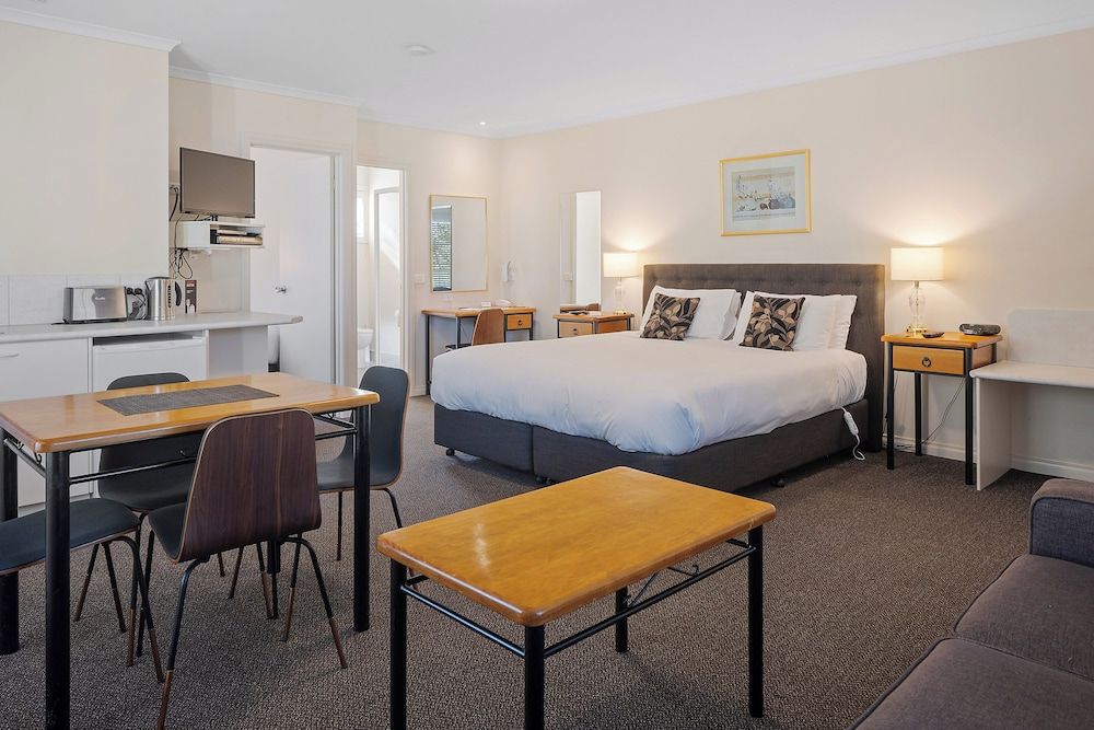 Yarra Gables Family Room 11