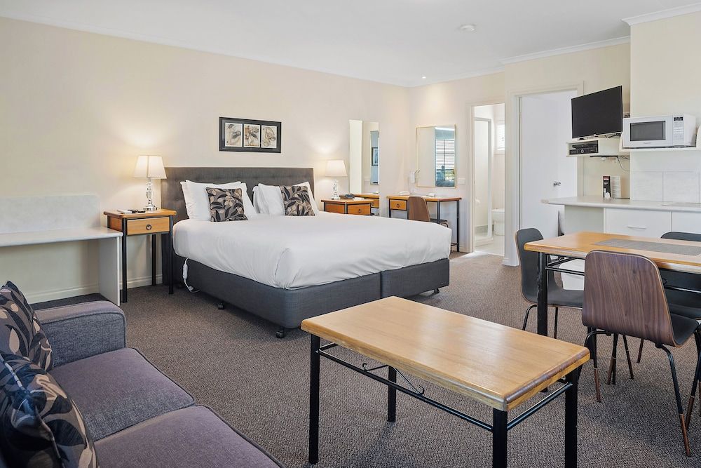 Yarra Gables Family Room 14