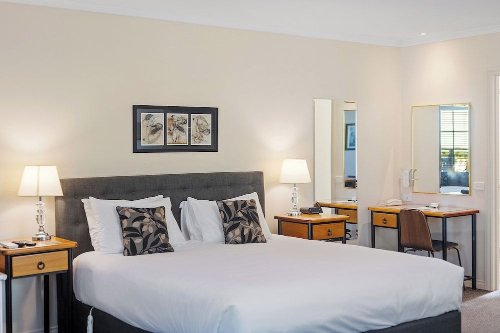 Yarra Gables Family Room 13