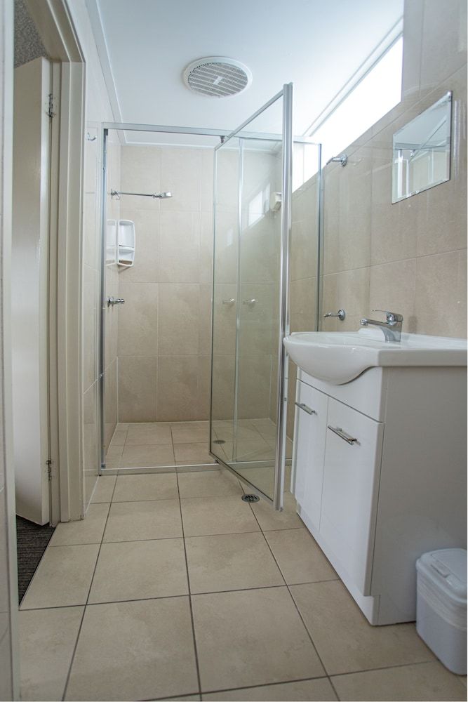 Tropicana Motel Superior Room, 2 Queen Beds 4