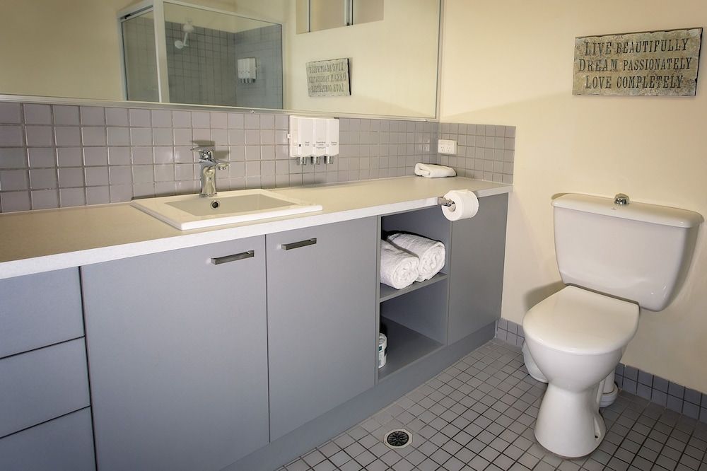 White Lace Motor Inn One Bedroom Apartment 4