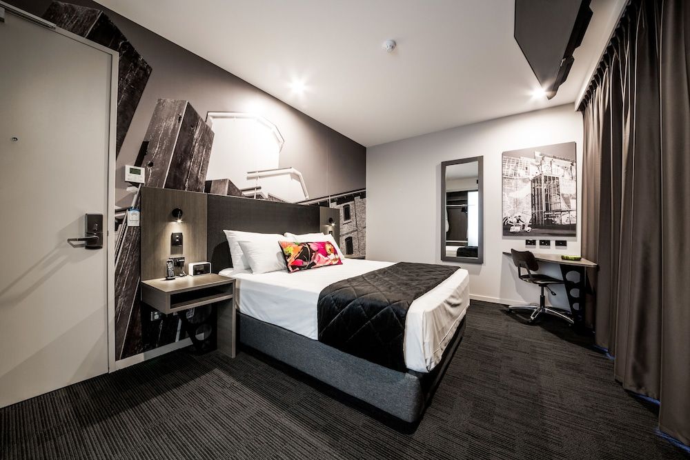 Sage Hotel James Street Superior Queen Balcony Room 2