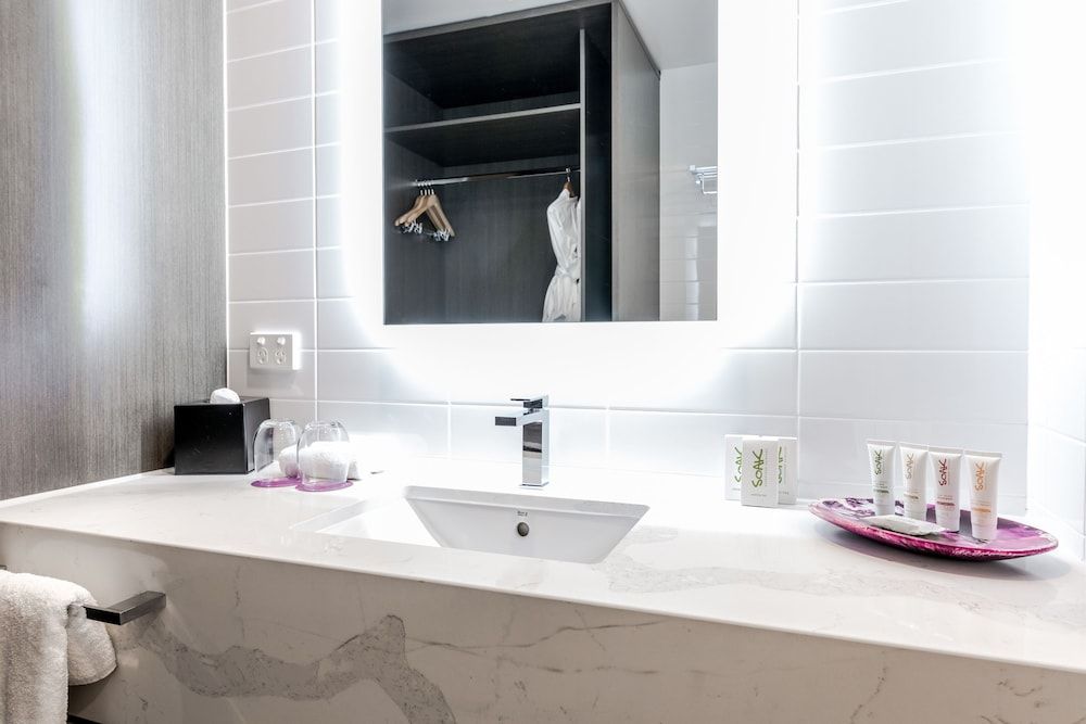 Sage Hotel James Street Superior Queen Balcony Room 7