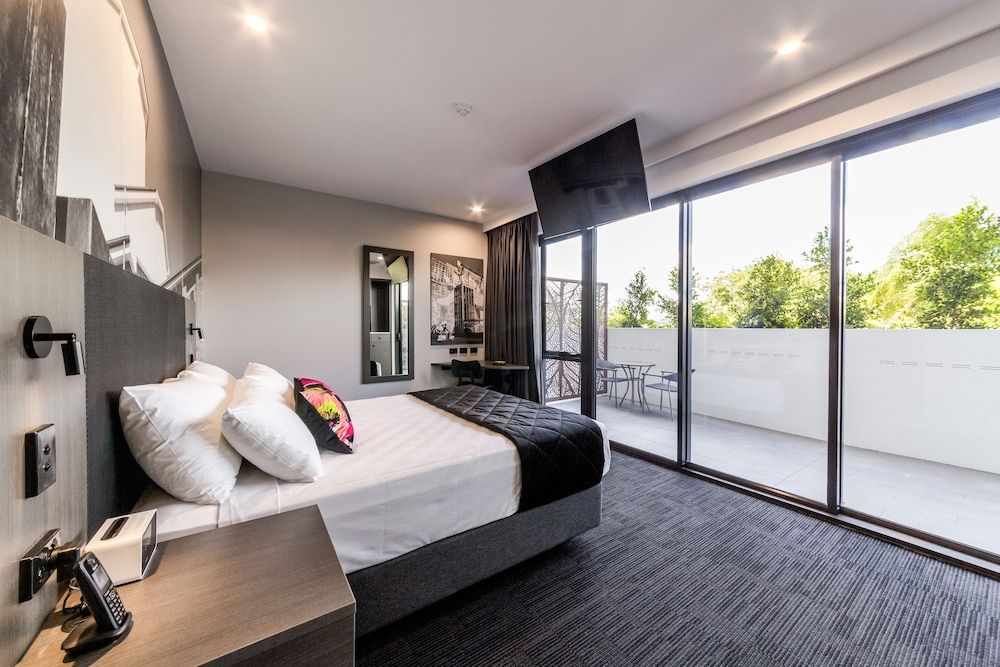 Sage Hotel James Street Superior Queen Balcony Room