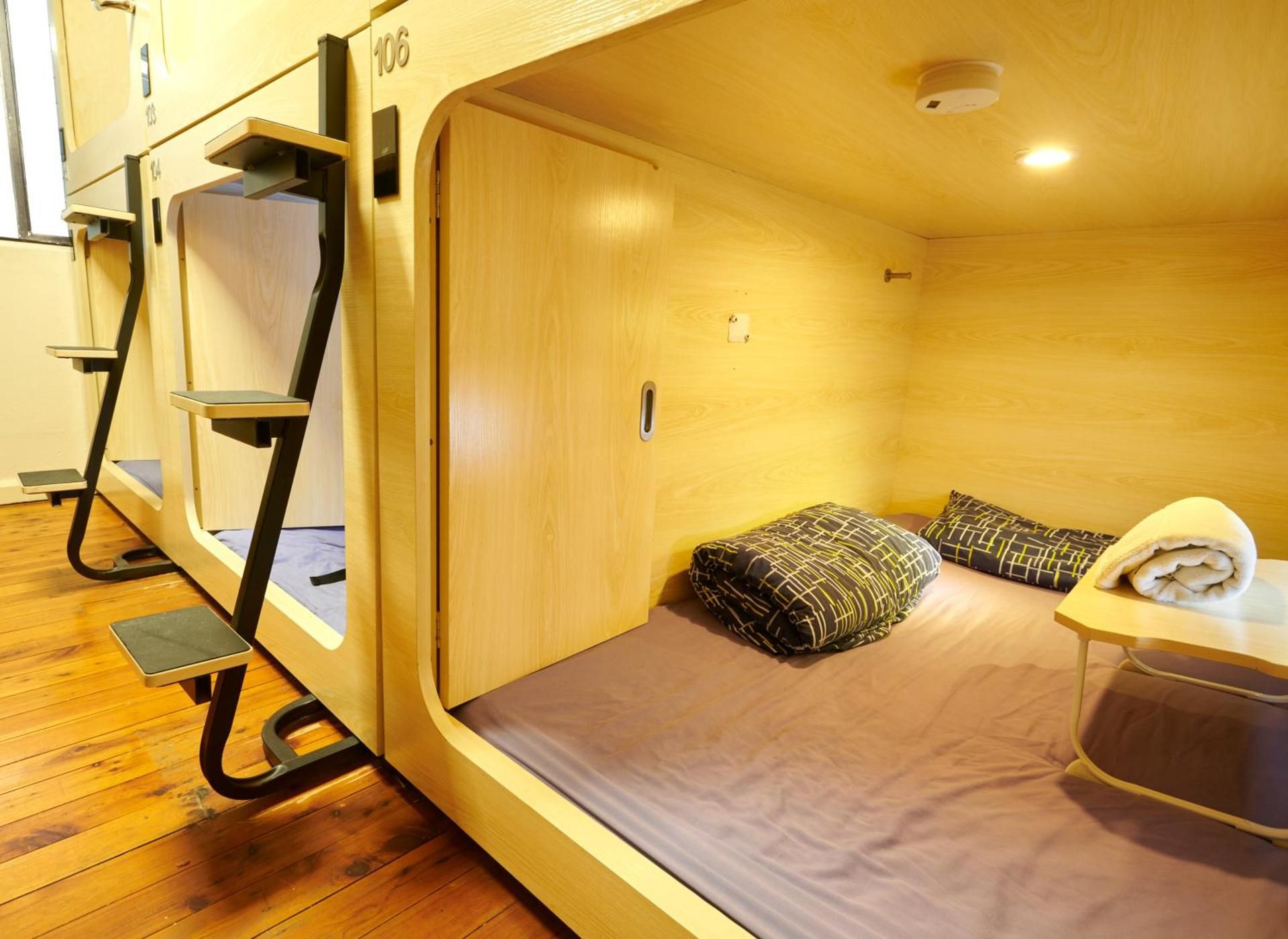 Pod Delux in mix Dormitory (18-35 age only)