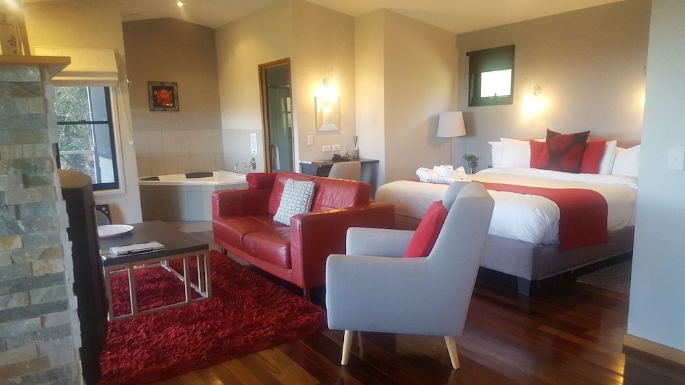 Blue Summit Cottages Deluxe Cottage, King Parrot 5