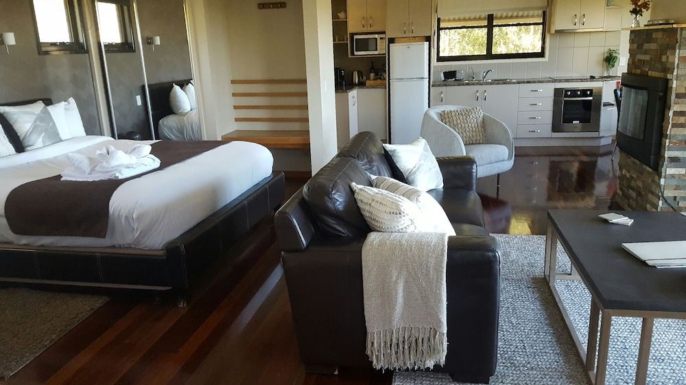 Blue Summit Cottages Superior Cottage, Black Cockatoo 2