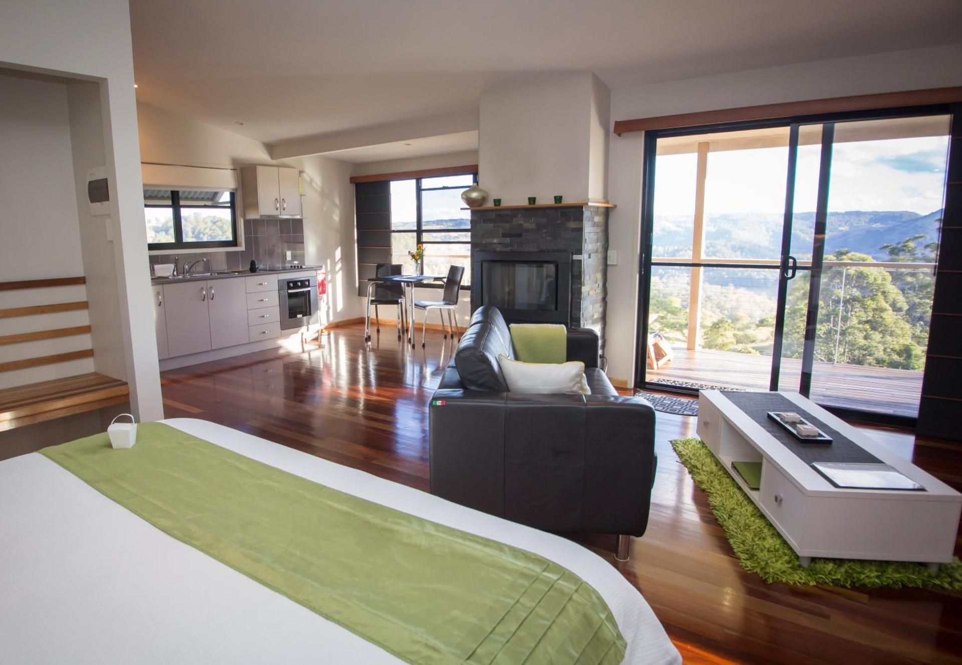 Studio Cottage - Cockatiel