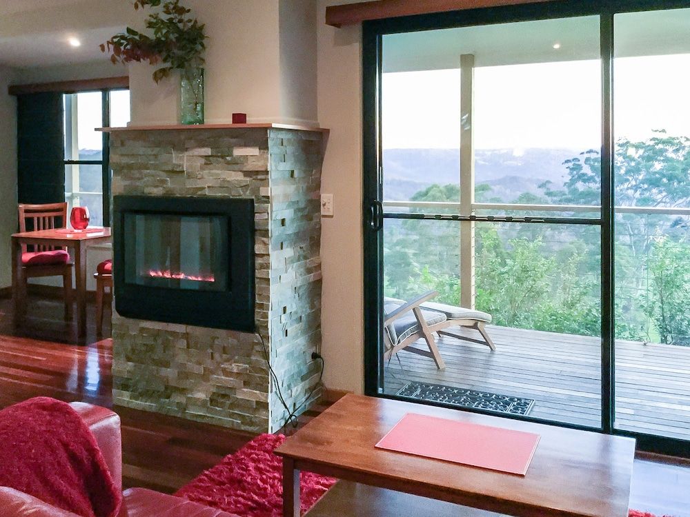 Blue Summit Cottages Deluxe Cottage, King Parrot 6