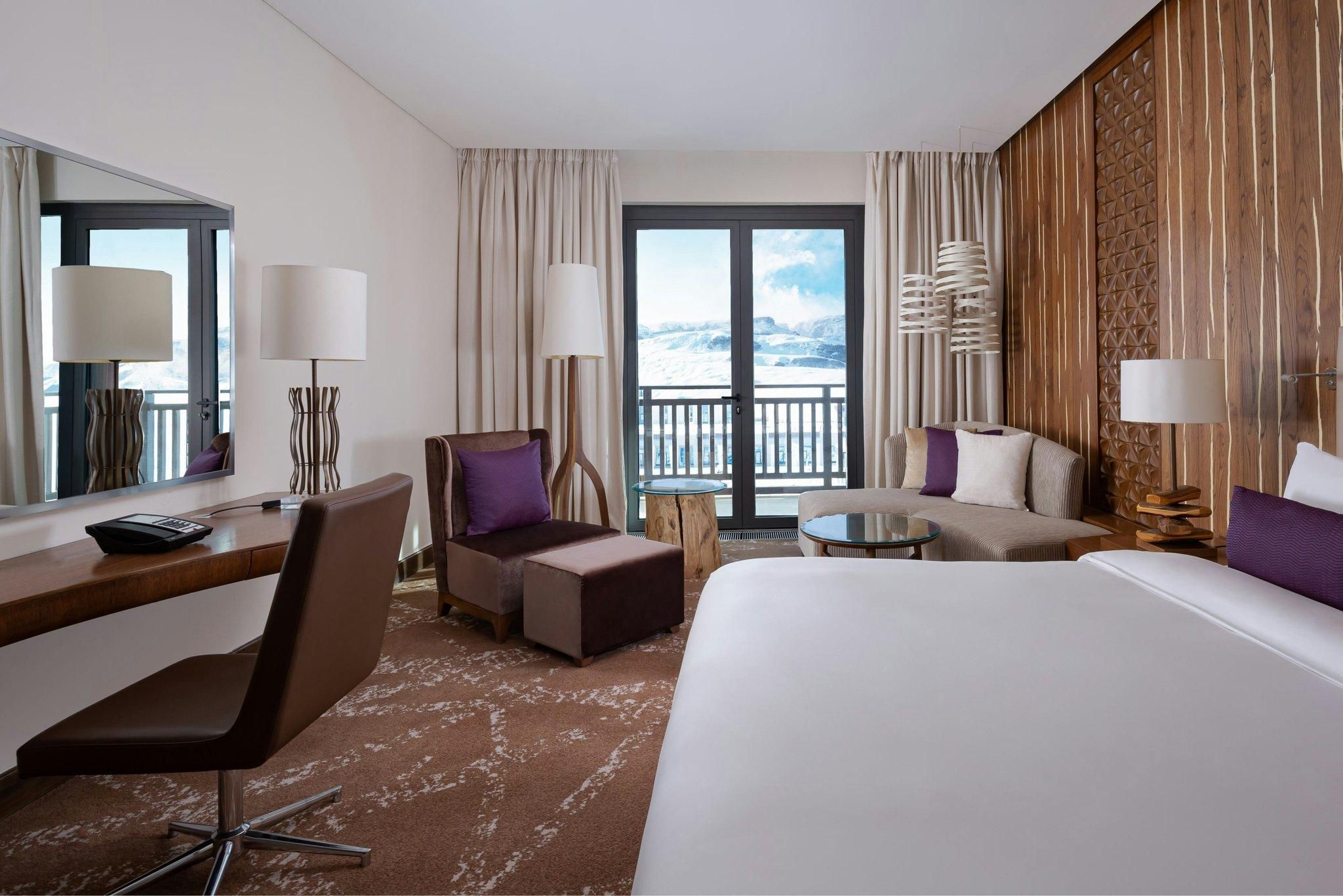 Deluxe Room with Balcony, Deluxe Guest room, 1 King, Main Plaza view, Balcony