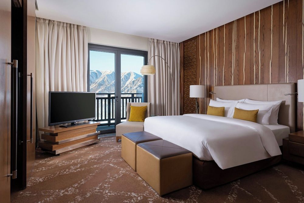 Junior Suite, 1 King Bed, Mountain View (Balcony)