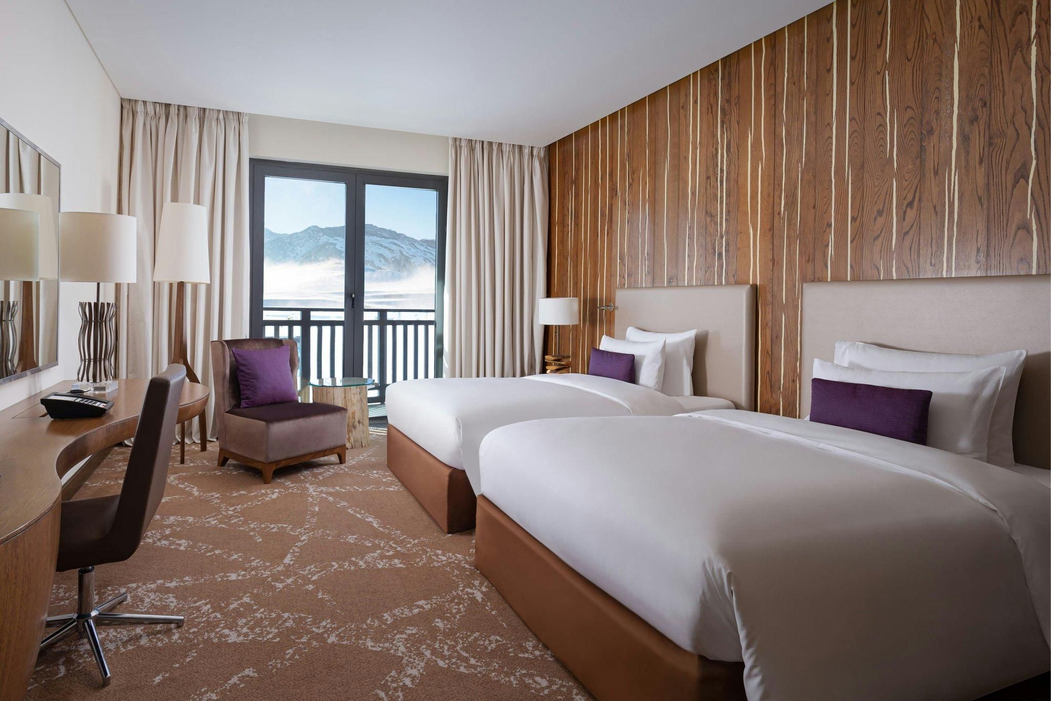 Deluxe Twin With Balcony, Deluxe Guest Room, 2 Twin, Mountain View, Balcony