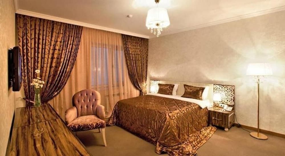 Luxury Suite, 1 King Bed, Smoking, City View
