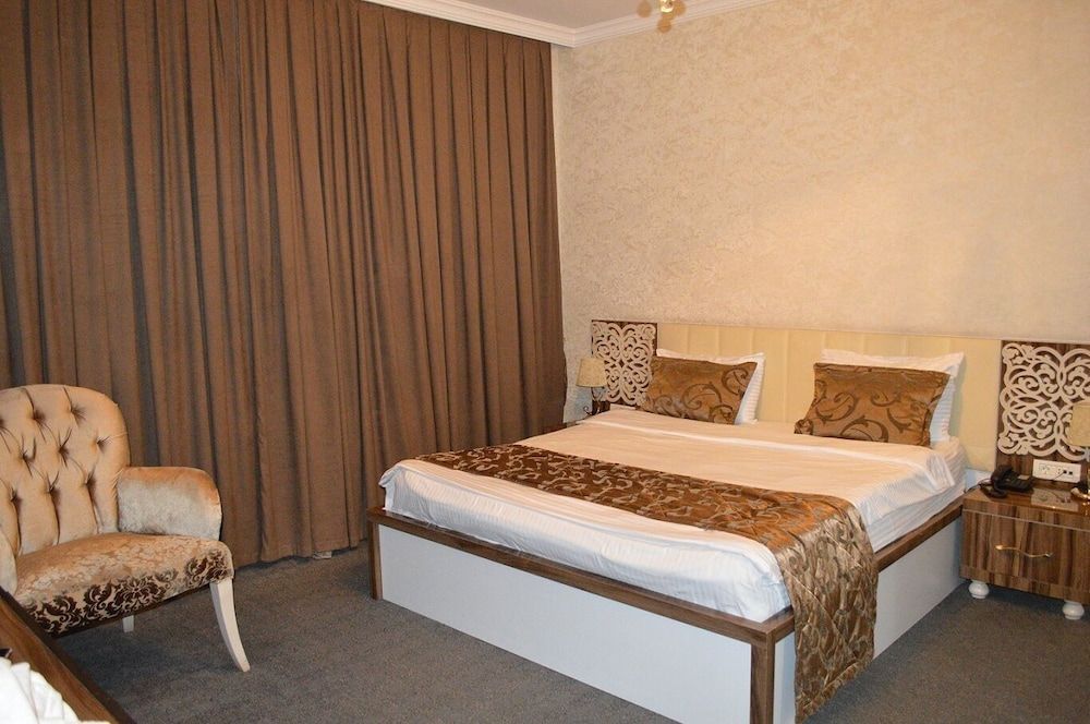 Luxury Suite, 1 King Bed, Smoking, City View