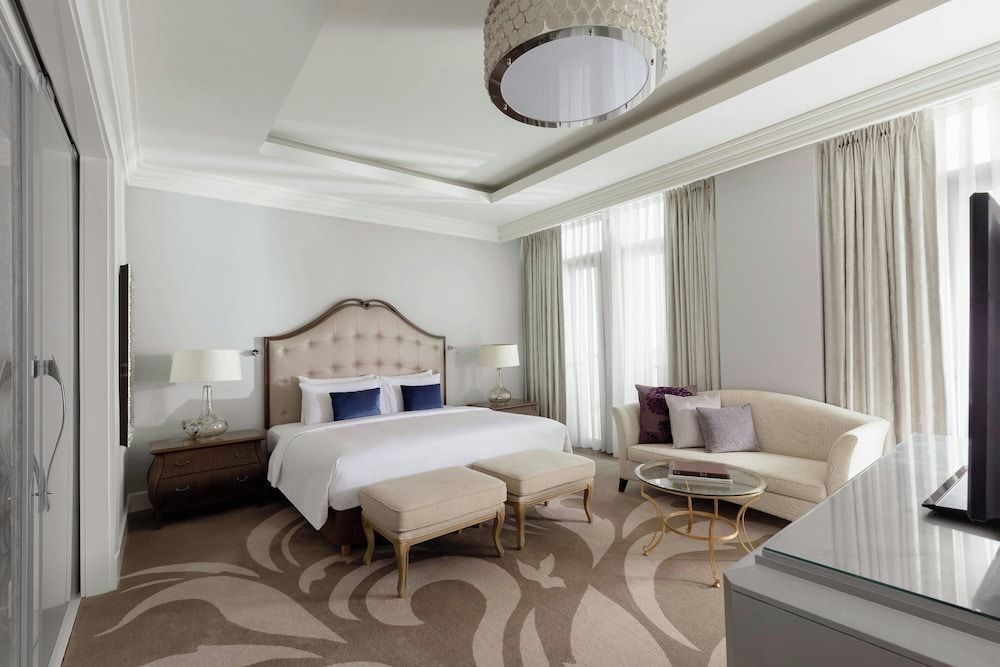 Presidential Room, 1 King Bed, Smoking