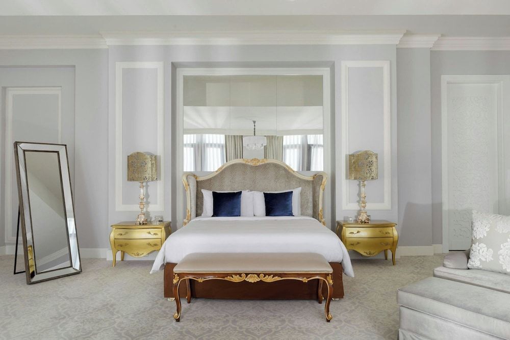 Presidential Room, 1 King Bed, Smoking
