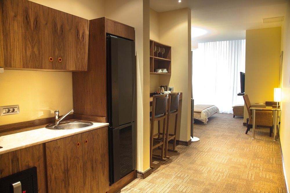 Executive Studio, Kitchen