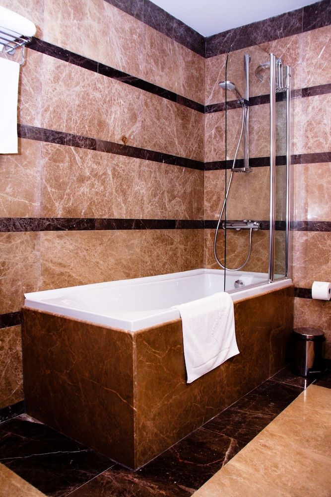 Sapphire Hotel Baku Family Suite 8