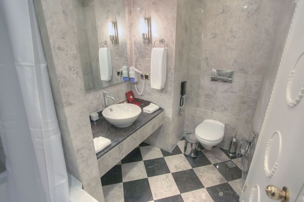 Lake Palace Hotel Deluxe Twin Room 8