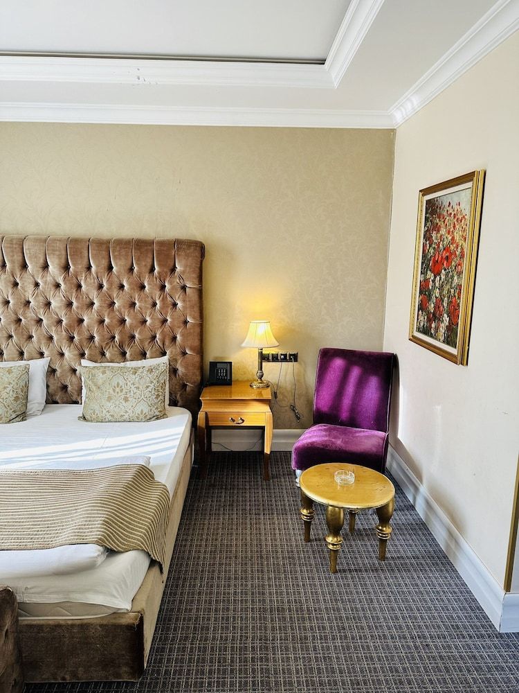 Lake Palace Hotel Deluxe Room, Garden View 3