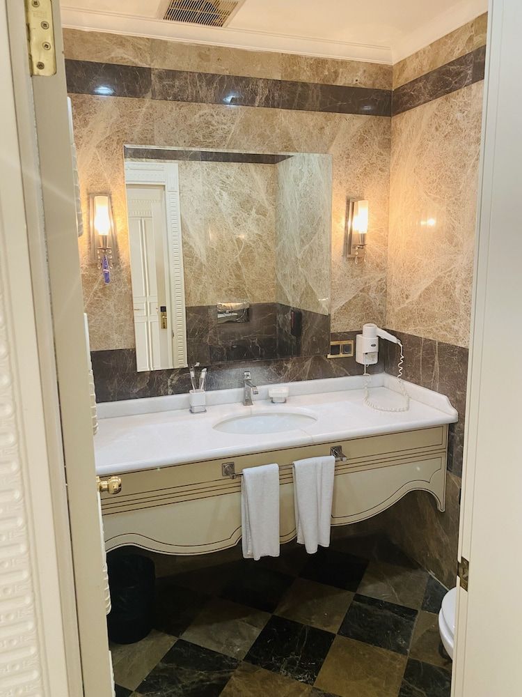 Lake Palace Hotel Deluxe Room, Garden View 10