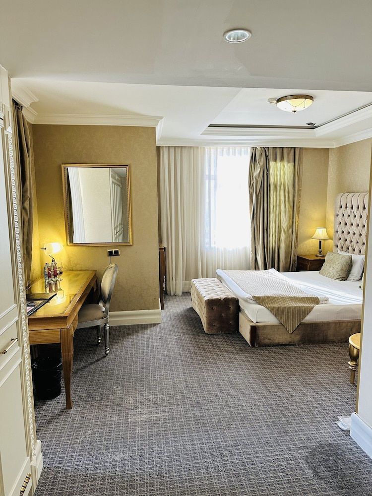 Lake Palace Hotel Deluxe Room, Garden View 4