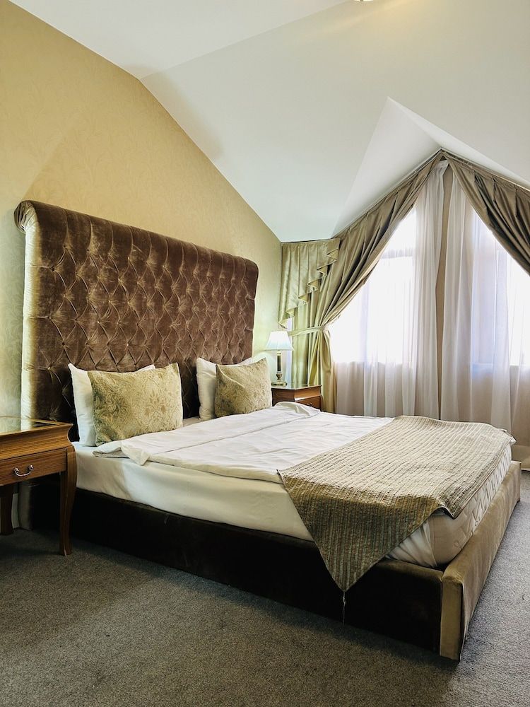 Lake Palace Hotel Deluxe Room, Garden View 5