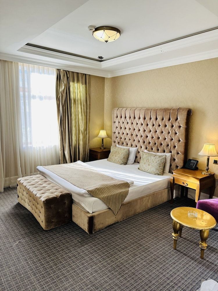 Lake Palace Hotel Deluxe Room, Garden View 6