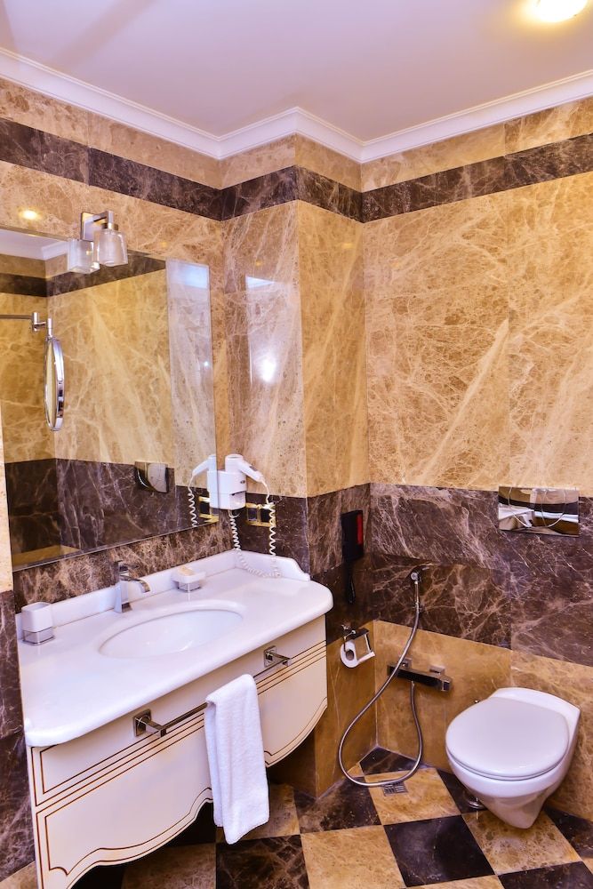 Lake Palace Hotel Deluxe Room, Garden View 7