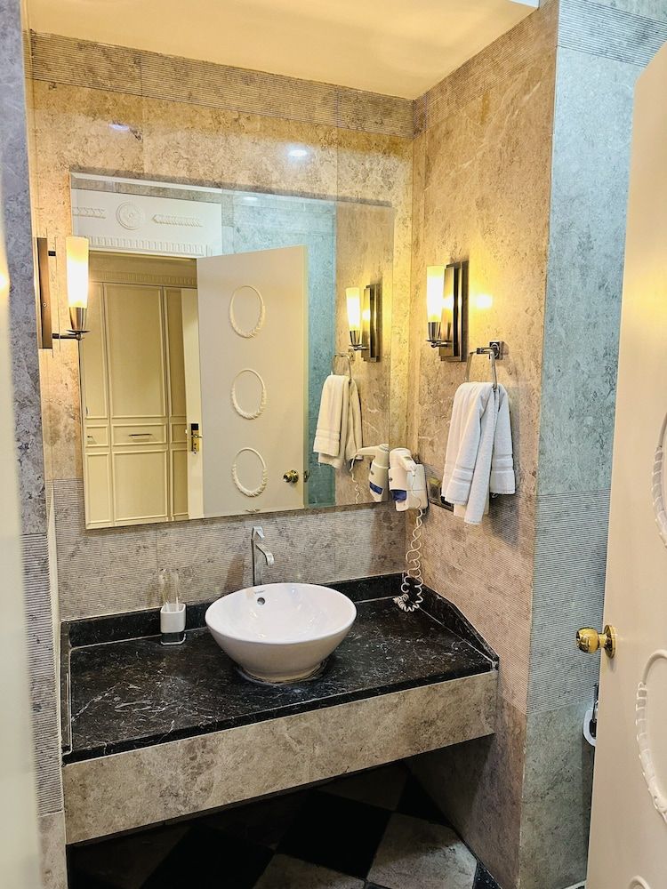 Lake Palace Hotel Deluxe Twin Room 9