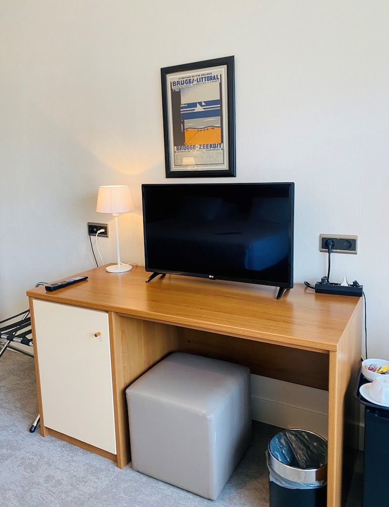 Hotel Prado Comfort Room, City View 5