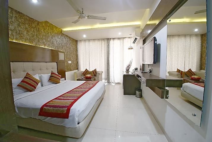 Club Room with Balcony