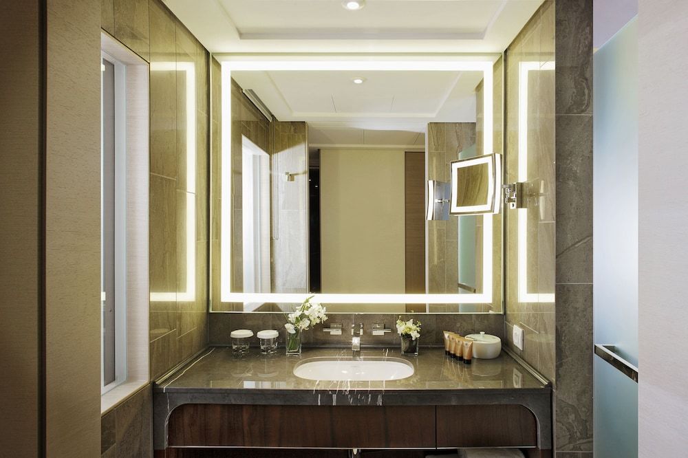 Tangla Hotel Brussels Superior Room, 1 King Bed 3