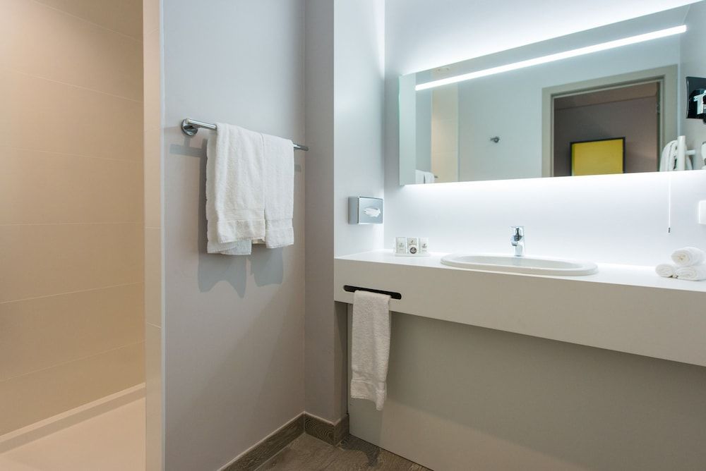 Martin's Red Standard Double or Twin Room 4