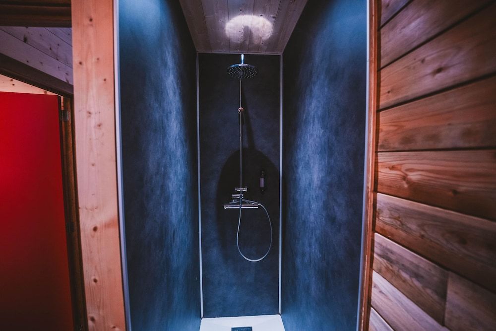 Utopia Hotel Family Tree House 4