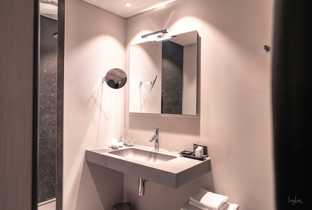 Hotel Harmony Luxury Twin with Shower 4