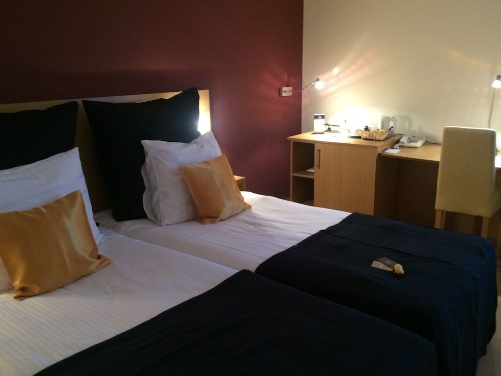 Axis Hotel Standard Twin Room 3