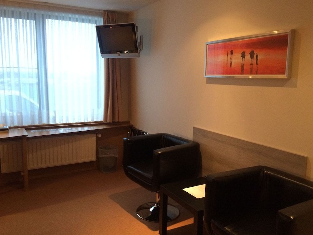 Axis Hotel Standard Twin Room 2