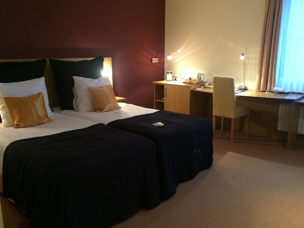 Axis Hotel Standard Twin Room 4