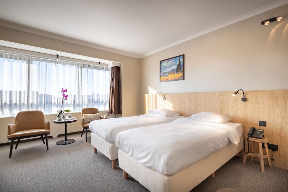 undefined Carlton Hotel 5