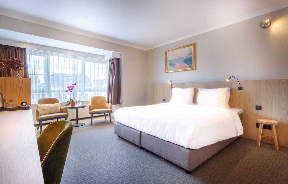 undefined Carlton Hotel 4