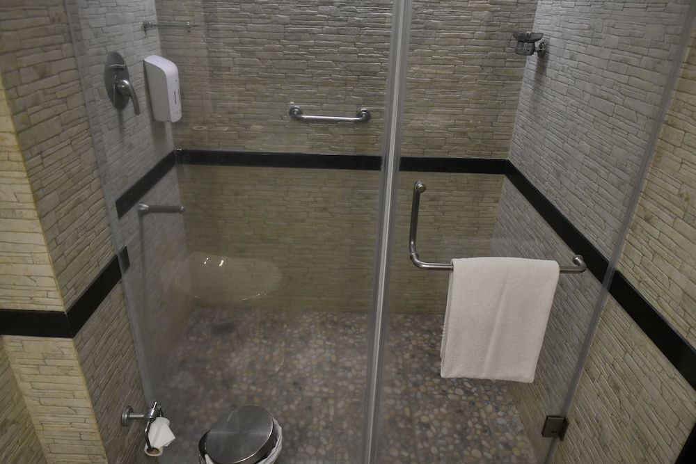 The Richmond Superior Room 7