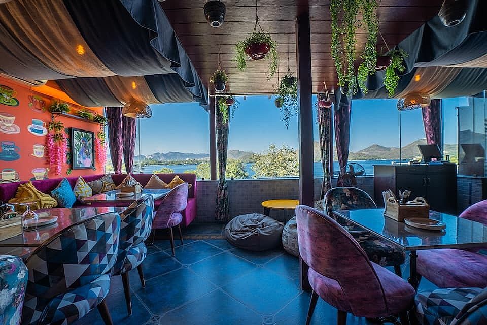 roof top - restaurant food lake facing