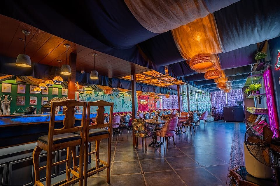 roof top - restaurant food lake facing