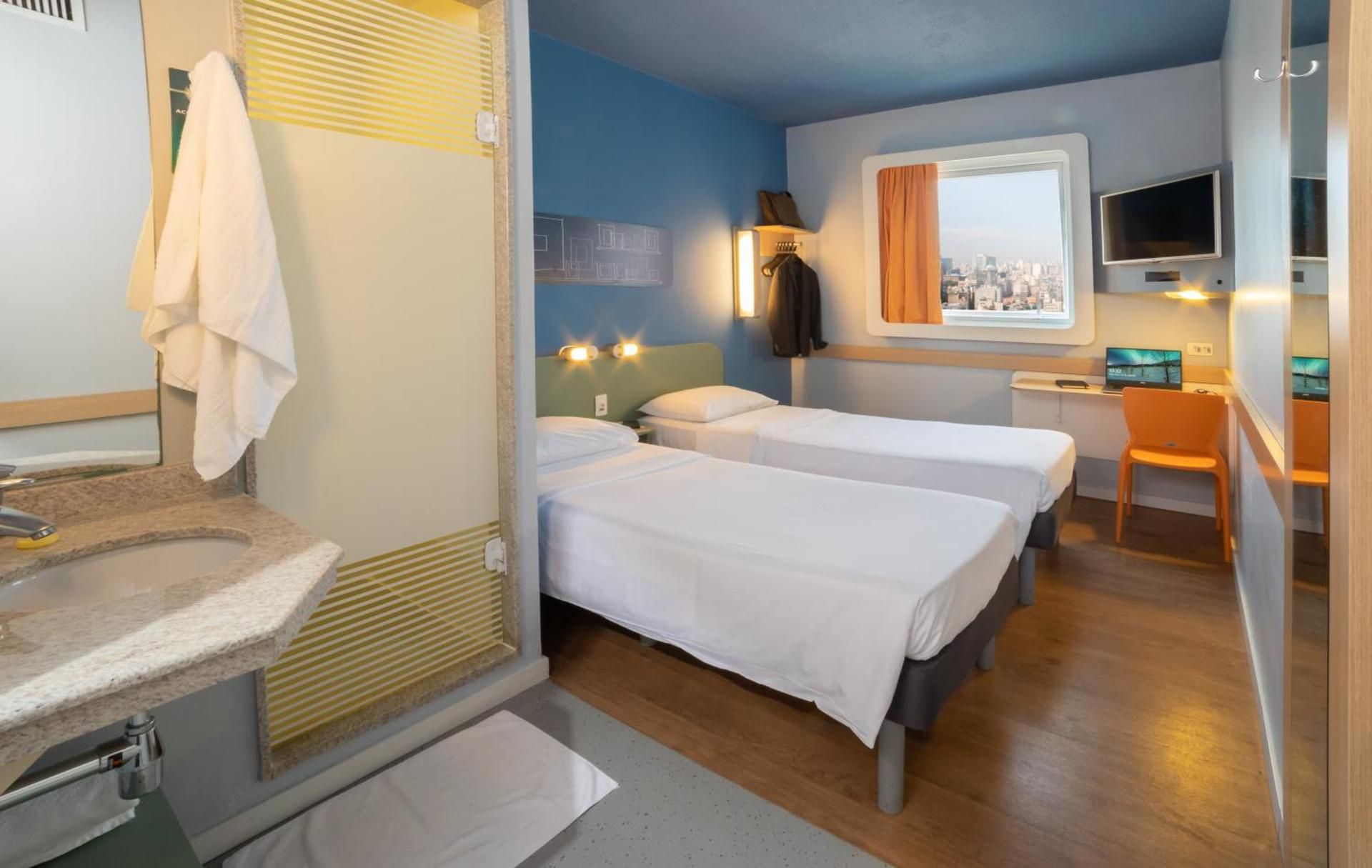 Standard room with 2 single size beds