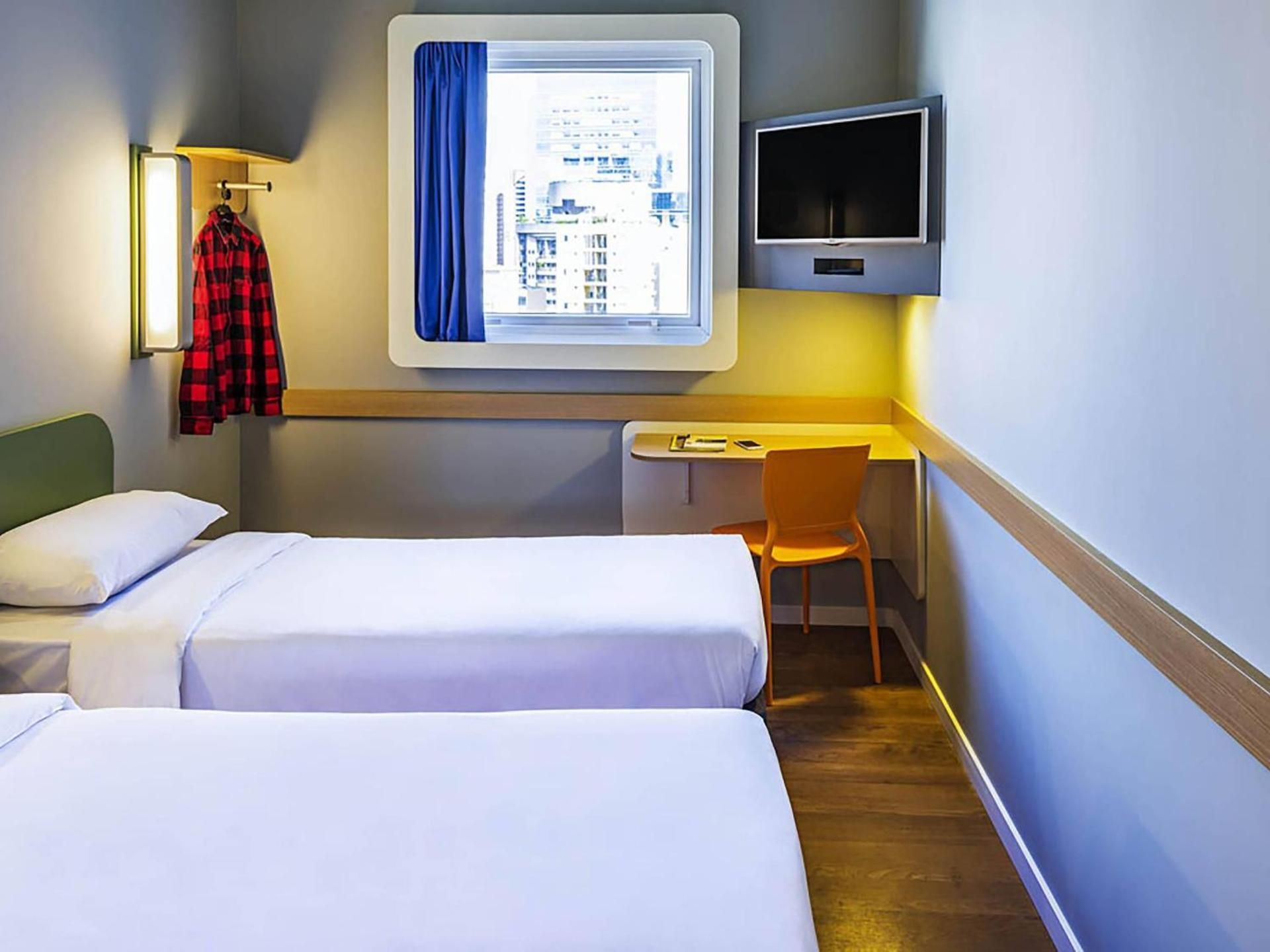 Standard room with 2 single size beds